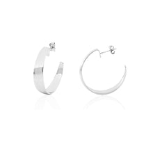 Carica l'immagine nel visualizzatore di Gallery, Orecchini modello creole a cerchio schiacciato piatto diamento cm. 3,1 e fascia larga cm.0,9 con chiusura perno e farfallina in bronzo placcato argento unoaerre