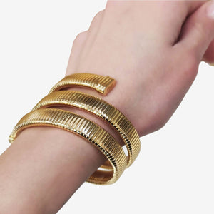 Elegante bracciale unoaerre semirigido indossato alla schiava maglia tubogas 3 giri in bronzo placcato oro